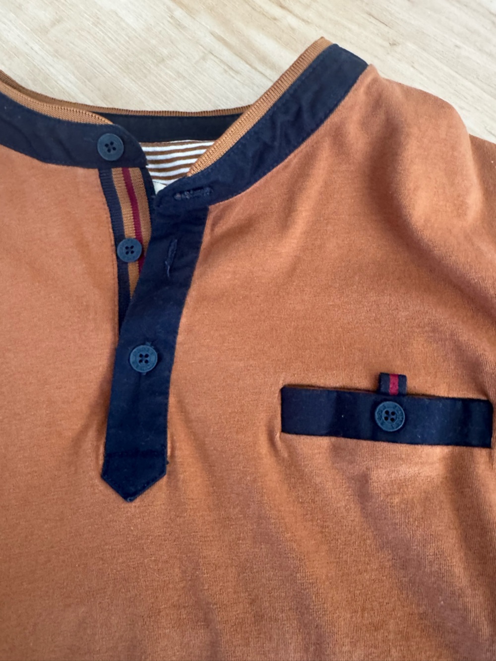 Men's Casual Short Sleeve Henley Shirt in Rust with Contrast Trim Size Small - Picture 2 of 4